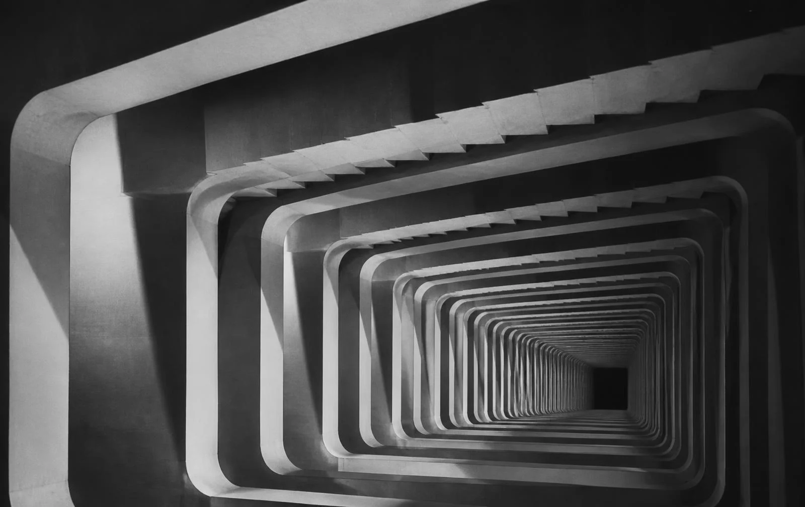Architektoniczna powtarzalność identycznych łuków znikających w ciemności